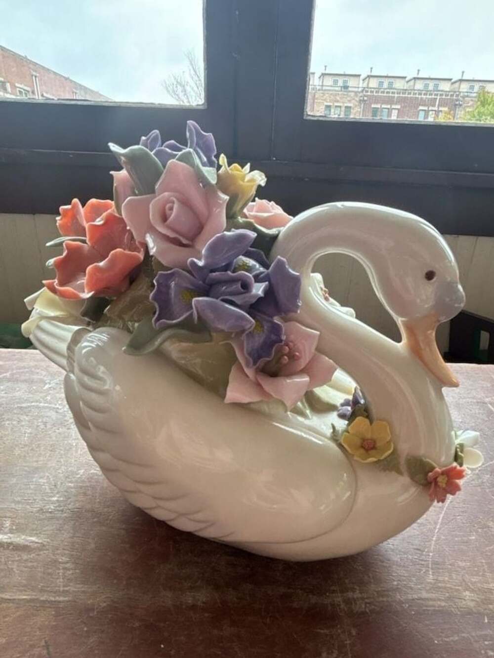 Capodimonte Porcelain Swan Figurine Centerpiece With Flowers